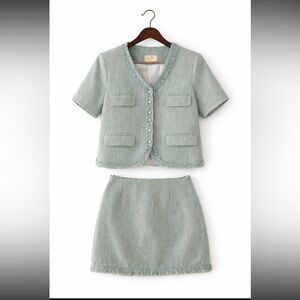 💚 Two piece jacket and skirt.  Woven basket weave, very light green.